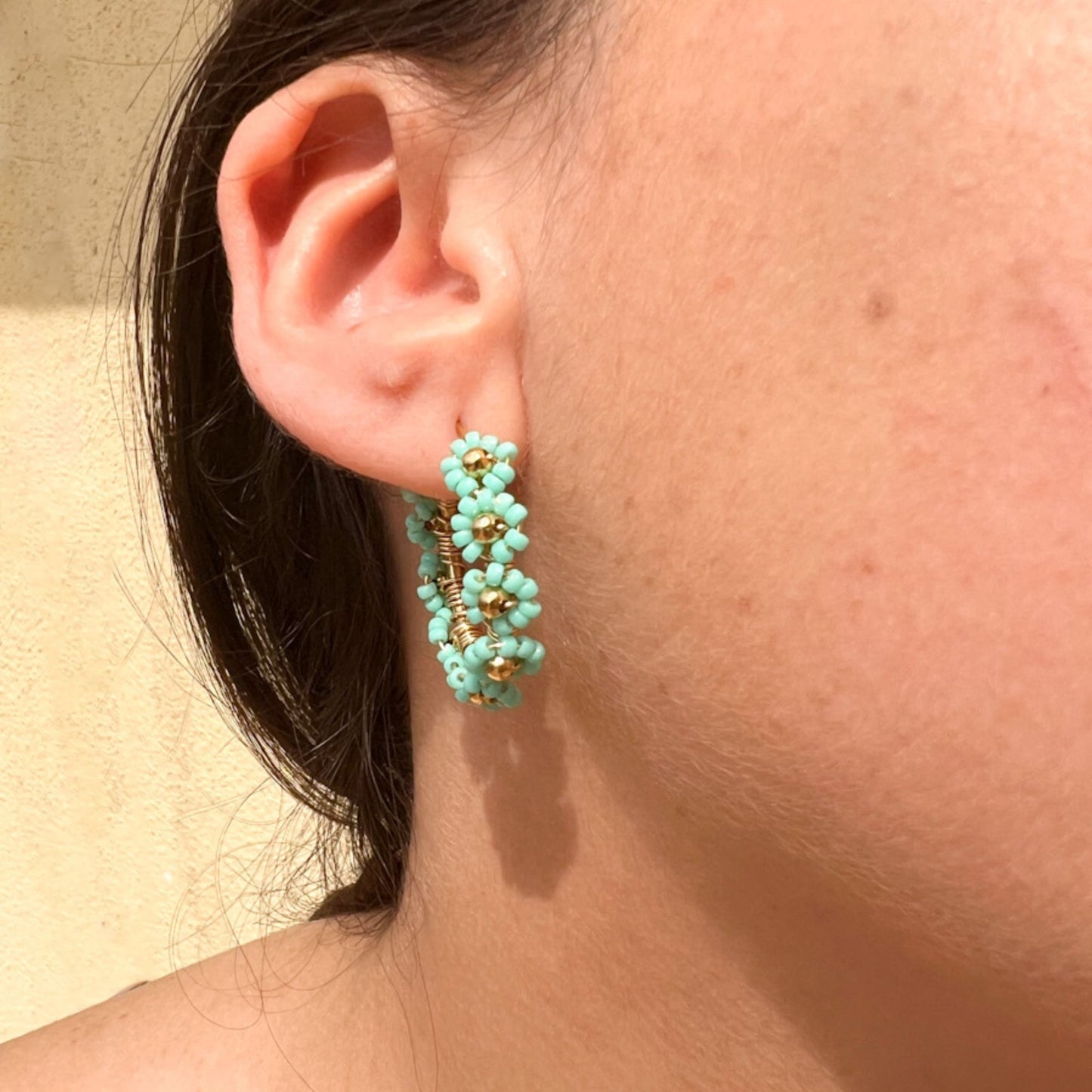 Arete de flores turquesa