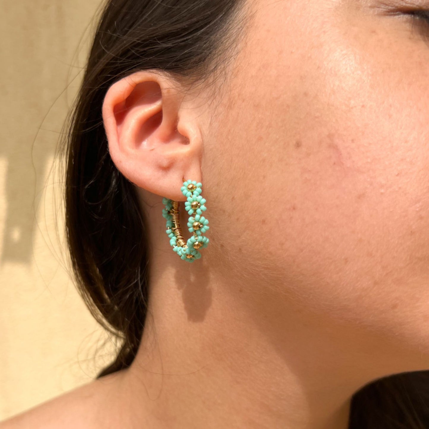 Arete de flores turquesa