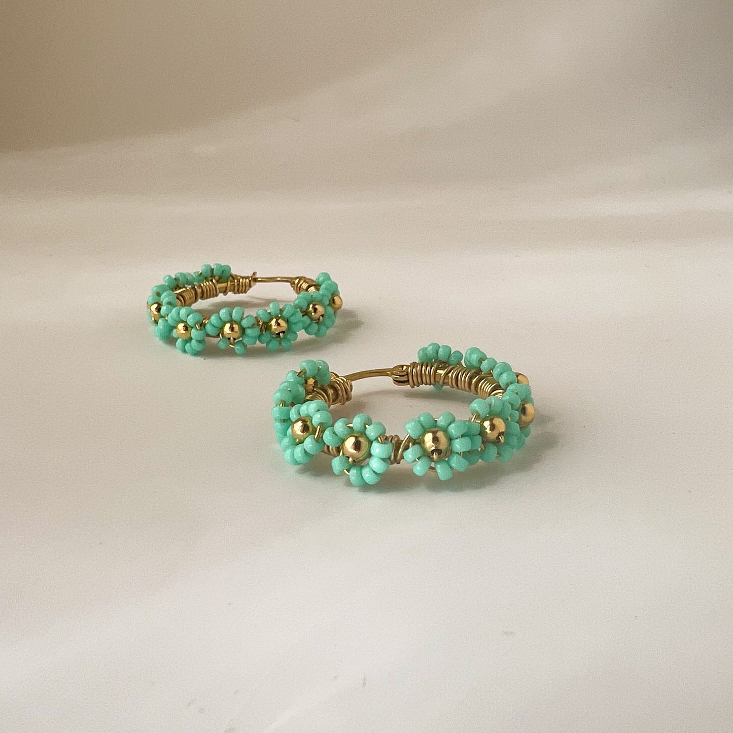 Arete de flores turquesa