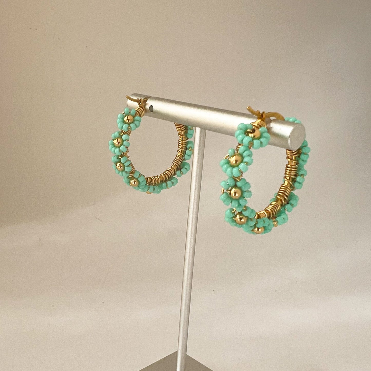 Arete de flores turquesa